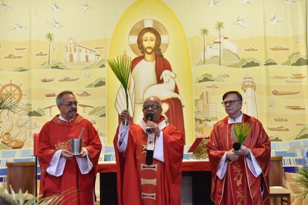 Dom Dario celebra missa do Domingo de Ramos sem fiéis na paróquia Bom Pastor, na Praia da Costa, em Vila Velha por Vitor Jubini