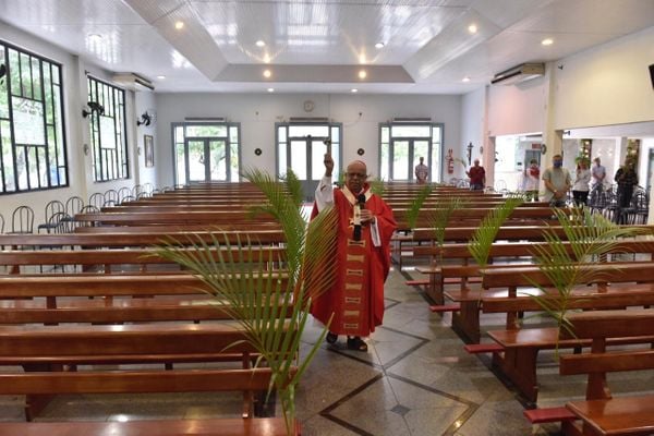 Dom Dario celebra missa do Domingo de Ramos sem fiéis na paróquia Bom Pastor, na Praia da Costa, em Vila Velha por Vitor Jubini