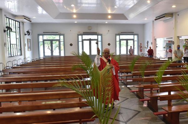 Dom Dario celebra missa do Domingo de Ramos sem fiéis na paróquia Bom Pastor, na Praia da Costa, em Vila Velha por Vitor Jubini