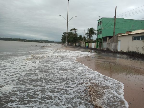 Ressaca do mar em Anchieta  por Jonas Pereira/internauta 
