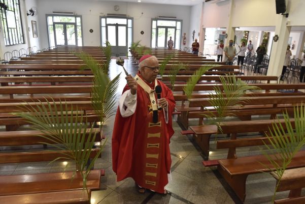Vila Velha - ES - Dom Dário, arcebispo de Vitória, celebra missa de Ramos sem fiéis na Paróquia Bom Pastor na Praia da Costa.