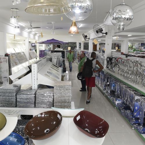 Pequenos reparos em casa fazem disparar vendas de materiais de construção