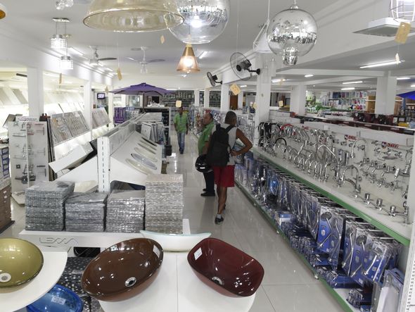 Abertura da material de construção Coqueiral no Parque das Gaivotas.  por Carlos Alberto Silva