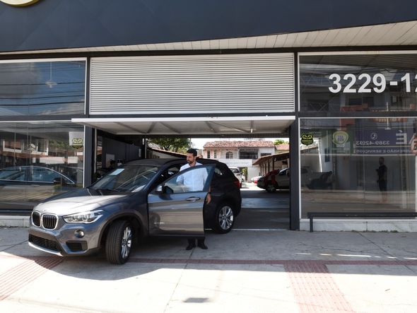 Revenda de veículos All Car, em Itapoã. Rodrigo Lima, diretor do grupo All Car, diz que eles estavam atendendo na plataforma on line. Mas a reabertura da loja facilita mais a venda dos veículos, pois o cliente pode ver mais veículos no estoque, avaliar melhor a compra. por Carlos Alberto Silva