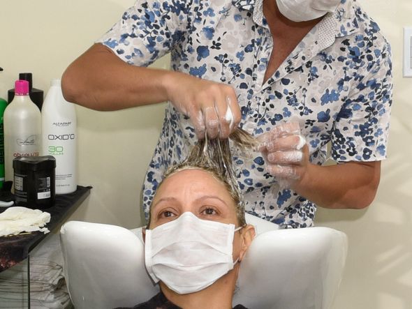 Salão Kadi na Praia do Canto. A dona de casa Rebeca Nicolau aproveitou a abertura do salão hoje para cuidar dos cabelos.   por Carlos Alberto Silva