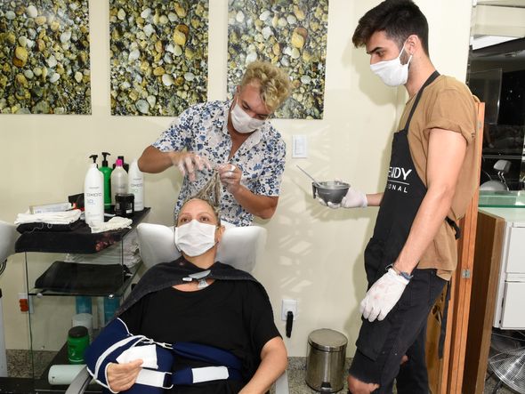 Salão Kadi na Praia do Canto. A dona de casa Rebeca Nicolau aproveitou a abertura do salão hoje para cuidar dos cabelos.   por Carlos Alberto Silva