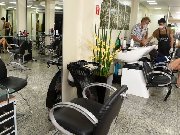 Salão Kadi na Praia do Canto. A dona de casa Rebeca Nicolau aproveitou a abertura do salão hoje para cuidar dos cabelos.   por Carlos Alberto Silva