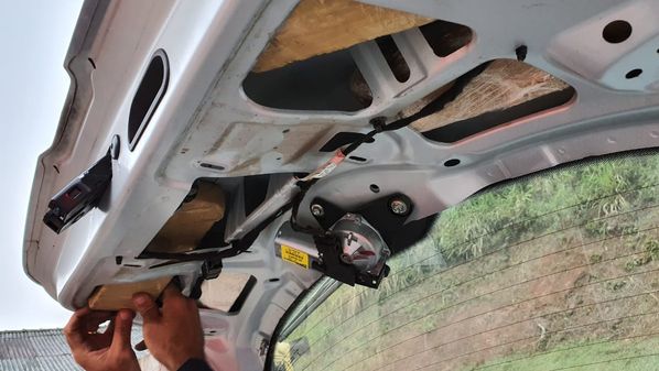Operação conjunta da Polícia Rodoviária Federal e Polícia Civil encontra cerca de 8,6kg de maconha e 6kg de pasta base de cocaína em carro na altura do quilômetro 62 da rodovia