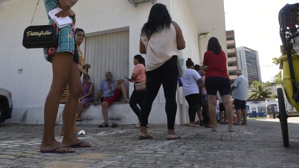 Segundo Secretaria de Estado da Saúde, duas funcionárias faltaram nesta segunda-feira (06) o que culminou em aglomeração no local