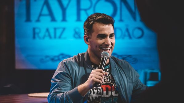 Cantor regravou sucessos de Zezé Di Camargo e Bruno & Marrone, mas também lançou músicas inéditas no disco de 11 faixas