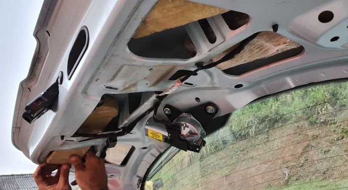 Operação conjunta da Polícia Rodoviária Federal e Polícia Civil encontra cerca de 8,6kg de maconha e 6kg de pasta base de cocaína em carro na altura do quilômetro 62 da rodovia