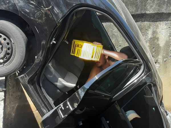 Após ser socorrido, motorista volta ao local de acidente para retirar bebidas do carro