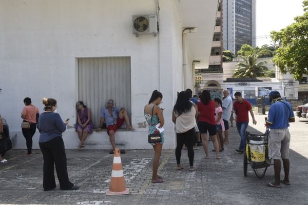 Filas na Farmácia Cidadã da Avenida Cesar Hilal, Vitória por Carlos Alberto Silva