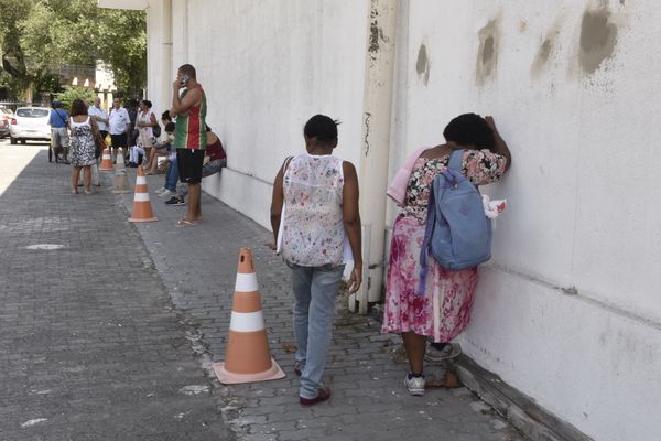Filas na Farmácia Cidadã da Avenida Cesar Hilal, Vitória por Carlos Alberto Silva