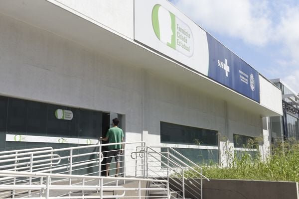 Filas na Farmácia Cidadã da Avenida Cesar Hilal, Vitória por Carlos Alberto Silva