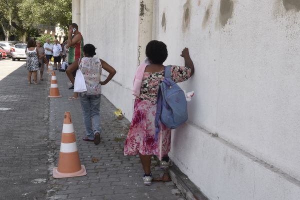 Filas na Farmácia Cidadã da Avenida Cesar Hilal, Vitória por Carlos Alberto Silva