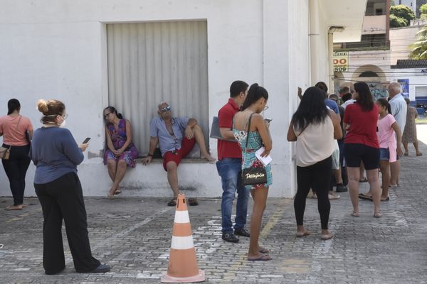 Filas na Farmácia Cidadã da Avenida Cesar Hilal, Vitória por Carlos Alberto Silva