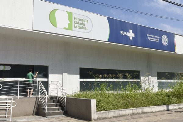 Filas na Farmácia Cidadã da Avenida Cesar Hilal, Vitória por Carlos Alberto Silva