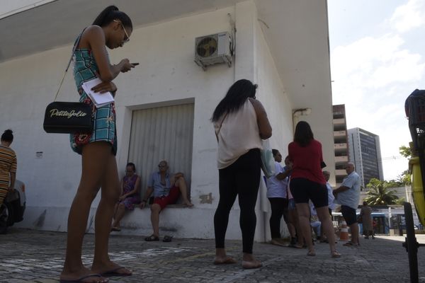 Filas na Farmácia Cidadã da Avenida Cesar Hilal, Vitória por Carlos Alberto Silva