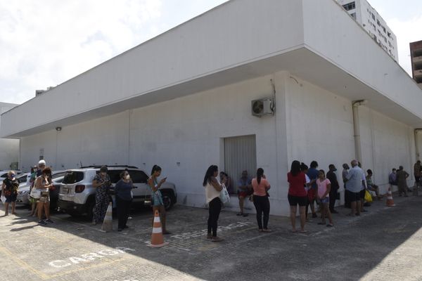 Filas na Farmácia Cidadã da Avenida Cesar Hilal, Vitória por Carlos Alberto Silva