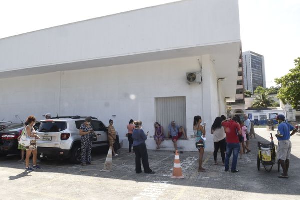 Filas na Farmácia Cidadã da Avenida Cesar Hilal, Vitória por Carlos Alberto Silva