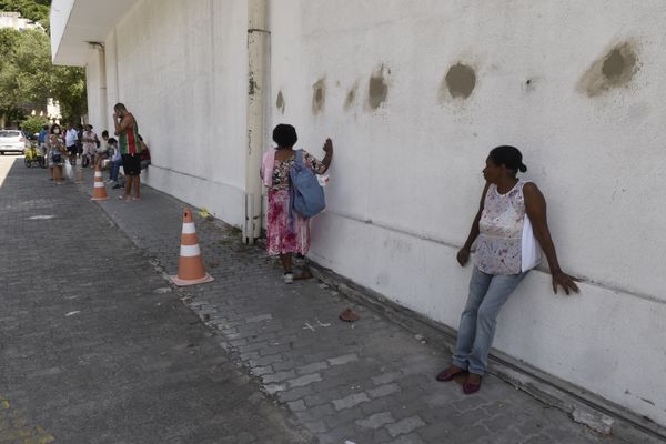 Filas na Farmácia Cidadã da Avenida Cesar Hilal, Vitória por Carlos Alberto Silva