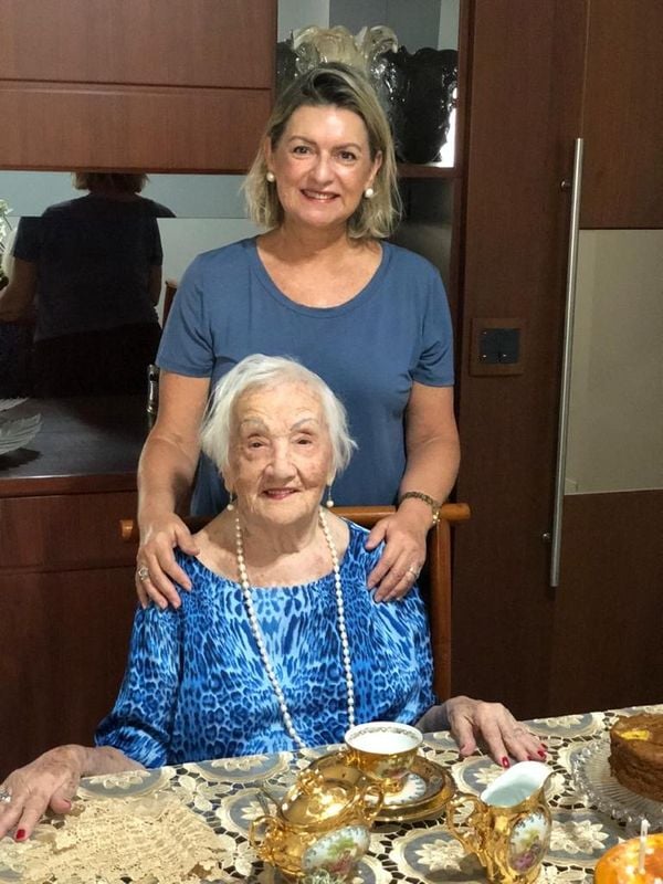 Gracinha Nader e a mãe, Dona Dalcisa, que celebrou 104 anos, com café da manhã