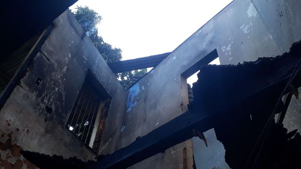 Incêndio destroi casa abandonada em Cachoeiro
