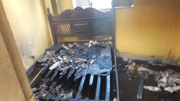 Incêndio destroi
casa abandonada em Cachoeiro por Divulgação/ Corpo de Bombeiros