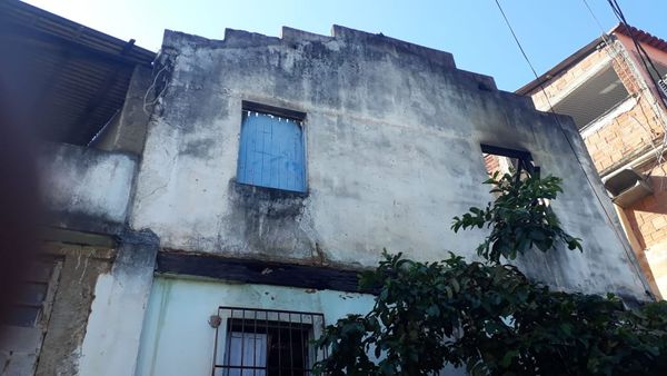 Incêndio destroi
casa abandonada em Cachoeiro por Divulgação/ Corpo de Bombeiros