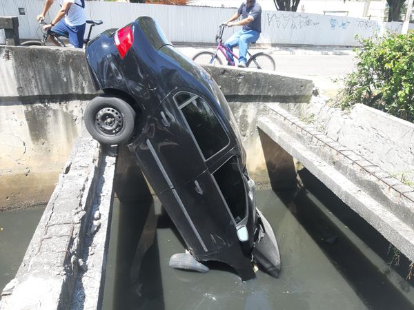Motorista perde controle do carro, capota e cai dentro de valão em Vila Velha