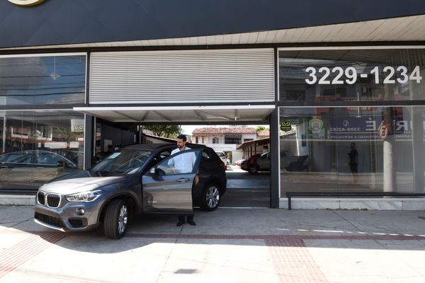 Revenda de veículos All Car, em Itapoã. Rodrigo Lima, diretor do grupo All Car, diz que eles estavam atendendo na plataforma on line. Mas a reabertura da loja facilita mais a venda dos veículos, pois o cliente pode ver mais veículos no estoque, avaliar melhor a compra. por Carlos Alberto Silva