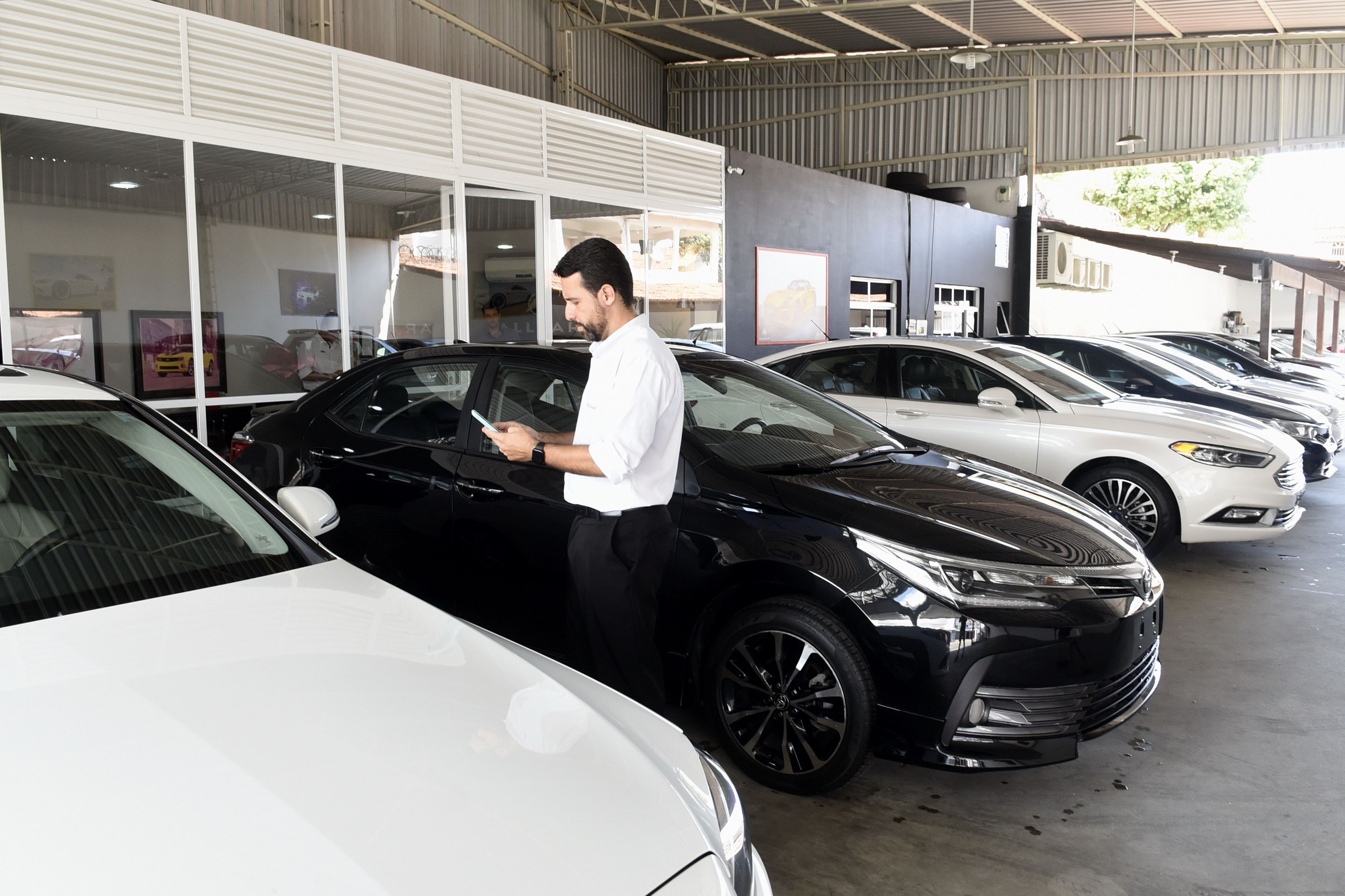 Revenda de veículos All Car, em Itapoã. Rodrigo Lima, diretor do grupo All Car, a abertura da loja facilita a negociação e a venda do veículos.
