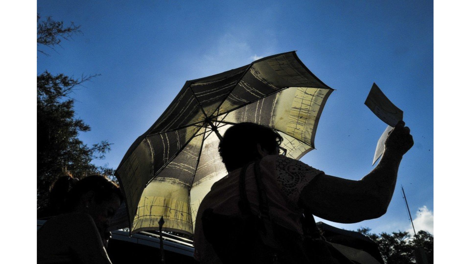 Sombrinhas da Penha, ensaio fotográfico retratando o uso dos diversos modelos de sombrinhas pelos fiéis que enfrentam o sol forte para exercer a sua fé.