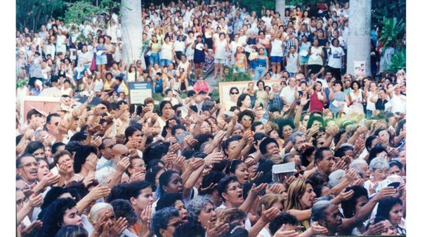 1997 - Festa da Penha Fieis rezando no 5º dia do oitavário no convento da Penha - Foto Claudney Pessoa por Claudney Pessoa