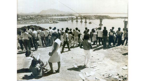 1986 - Romeiros olhando paisagem durante a Festa da Penha - Foto Nestor Muller  por Nestor Muller