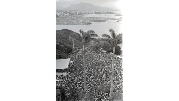 1982 - Vista aérea da Festa da Penha, com muitos romeiros assistindo a missa campal - Foto Gildo Loyola por Gildo Loyola