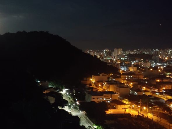 Lua no Morro de Jaburuna, em Vila Velha por Ueber Moreira