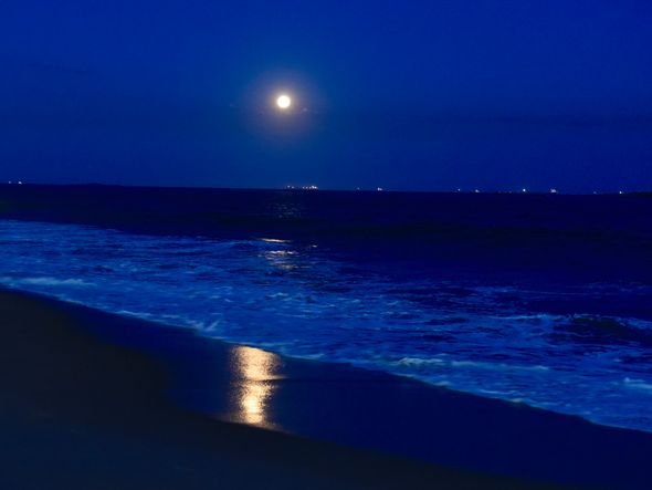 Lua vista Praia de Itapoã, em Vila Velha por Carlos Alberto Silva