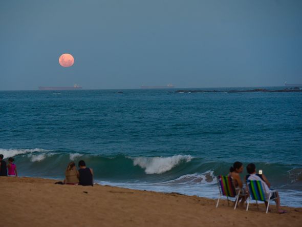 Lua vista Praia de Itapoã, em Vila Velha por Carlos Alberto Silva