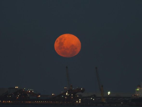 Superlua vista da praia de Camburi, em Vitória por Vanda Lopes