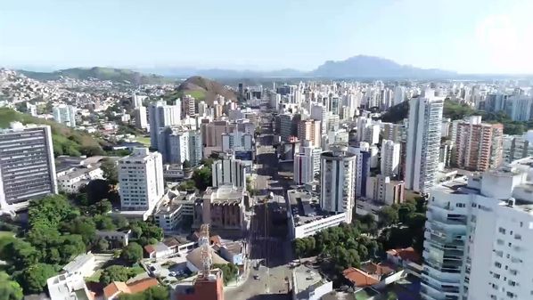 Cenas captadas por drone da TV Gazeta nesta terça-feira (7) mostram como o fluxo de veículos e a circulação de pessoas caíram drasticamente por conta do isolamento social devido à pandemia da Covid-19