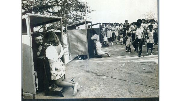 1986 - Confissionário na Festa da Penha - Foto César Inácio Nunes por César Inácio Nunes