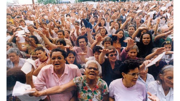 1994 - Fé e devoção na Festa da Penha - Foto Nestor Muller por Nestor Muller