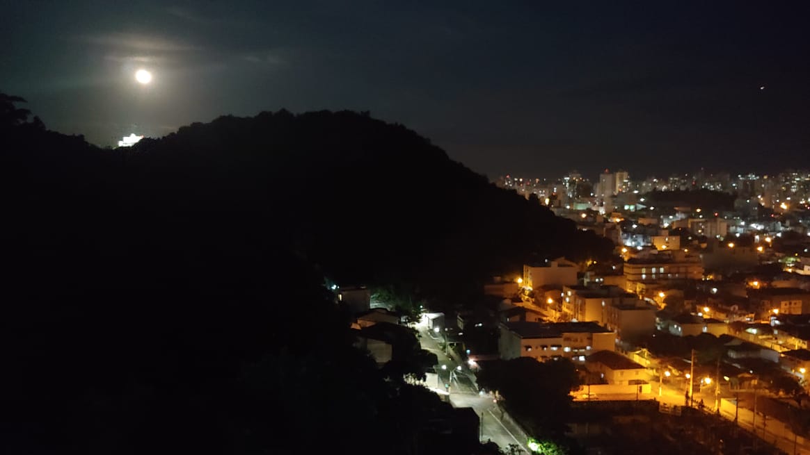 Lua no Morro de Jaburuna, em Vila Velha
