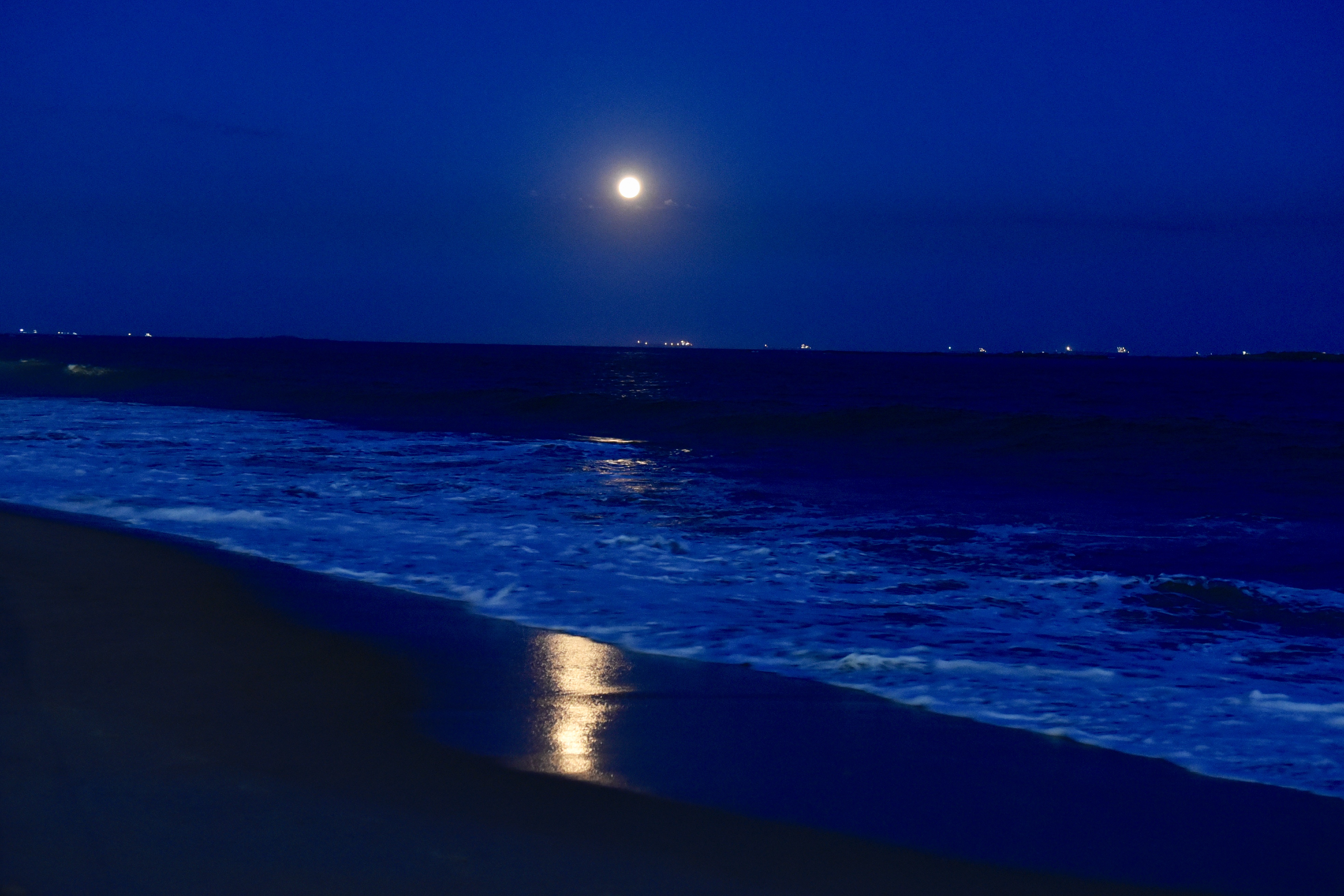Lua vista Praia de Itapoã, em Vila Velha
