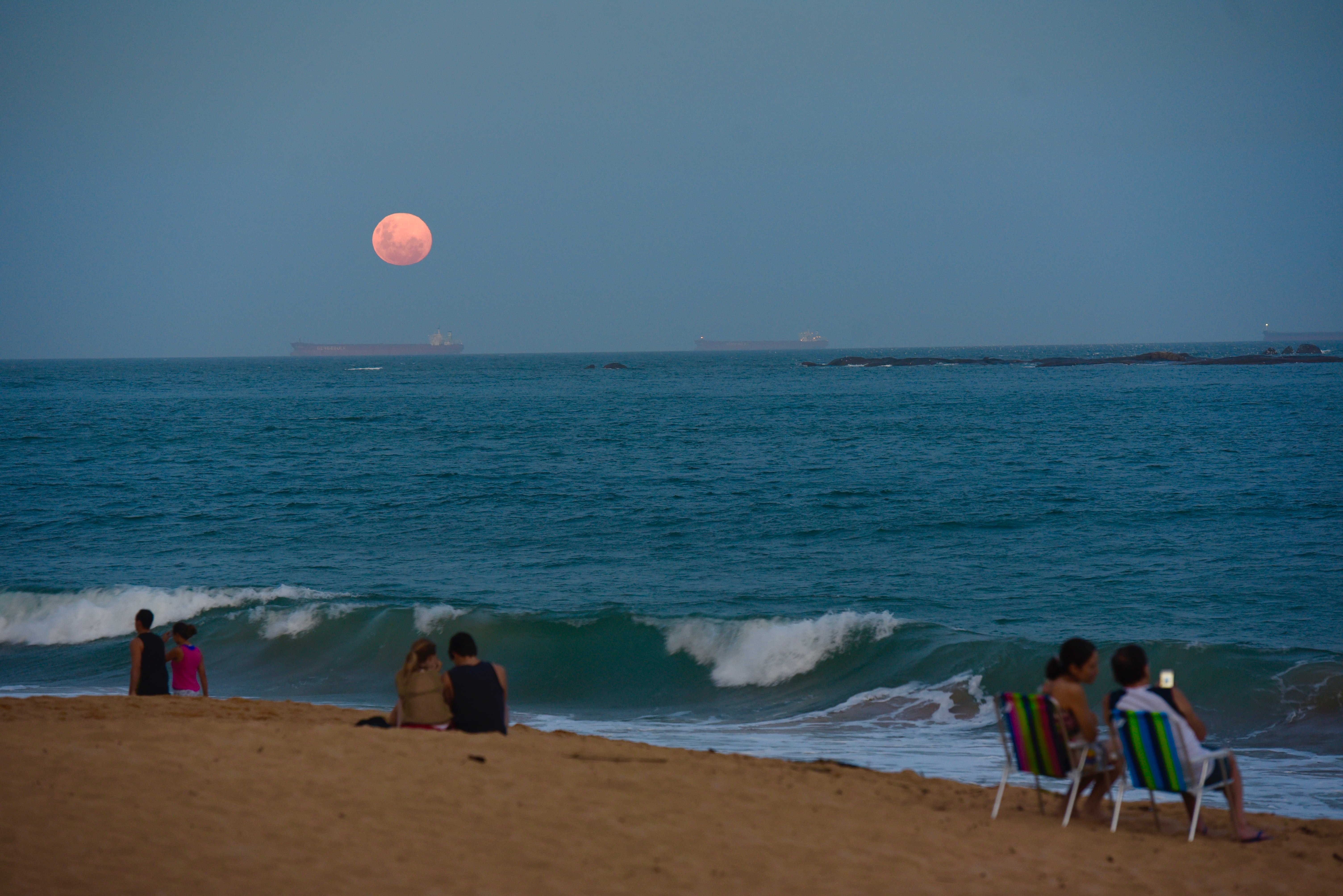 Lua vista Praia de Itapoã, em Vila Velha
