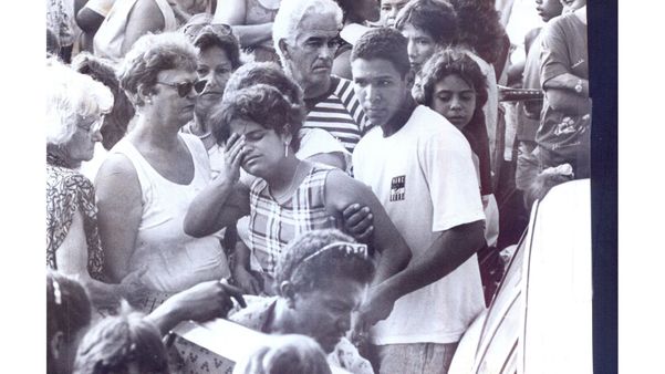 1989 - Pessoas passando mal na Festa da Penha - Foto Margô Dalla por Margô Dalla