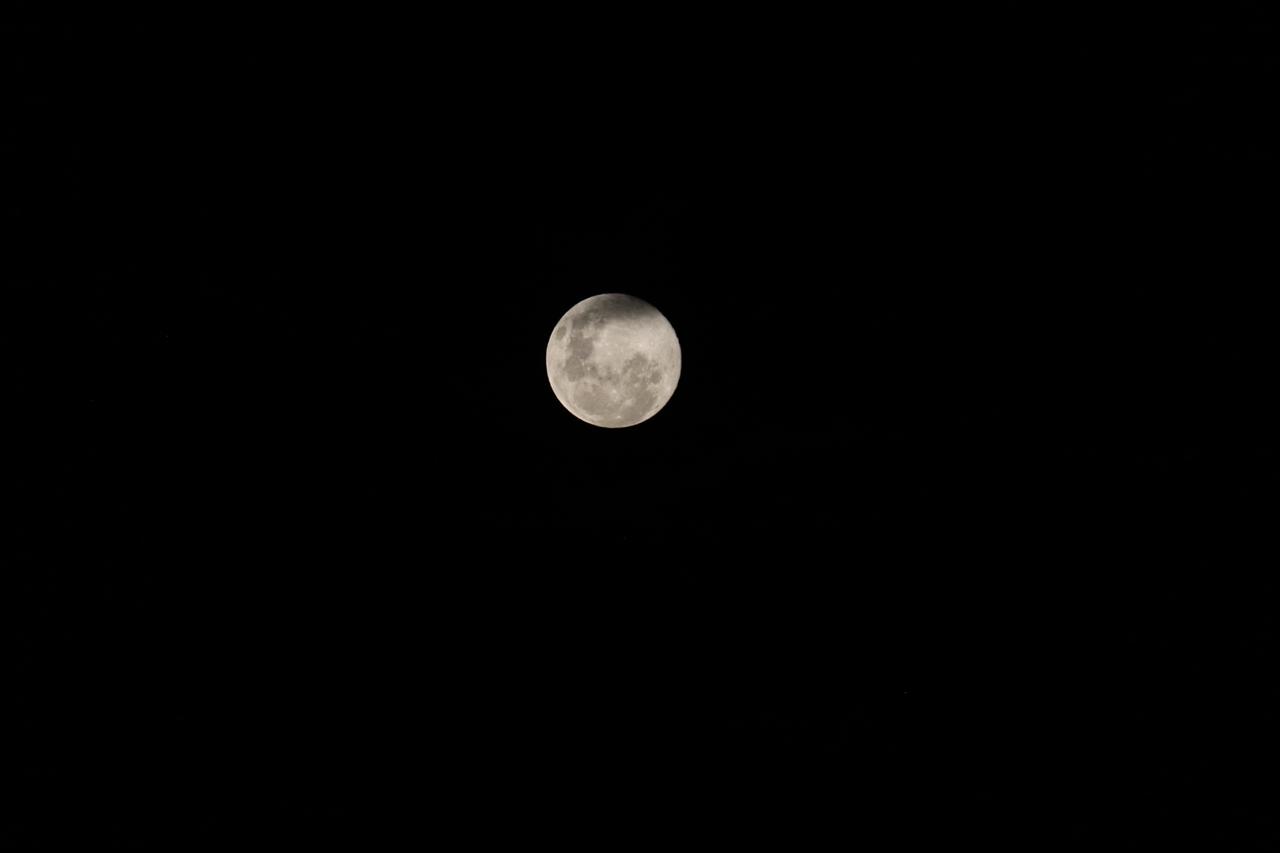 Superlua brilha no céu do ES e encanta capixabas