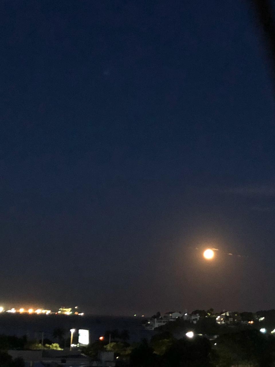 Superlua brilha no céu do ES e encanta capixabas